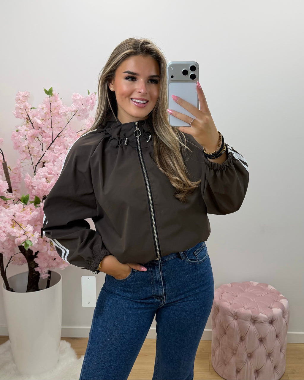 Jas Dina bruin