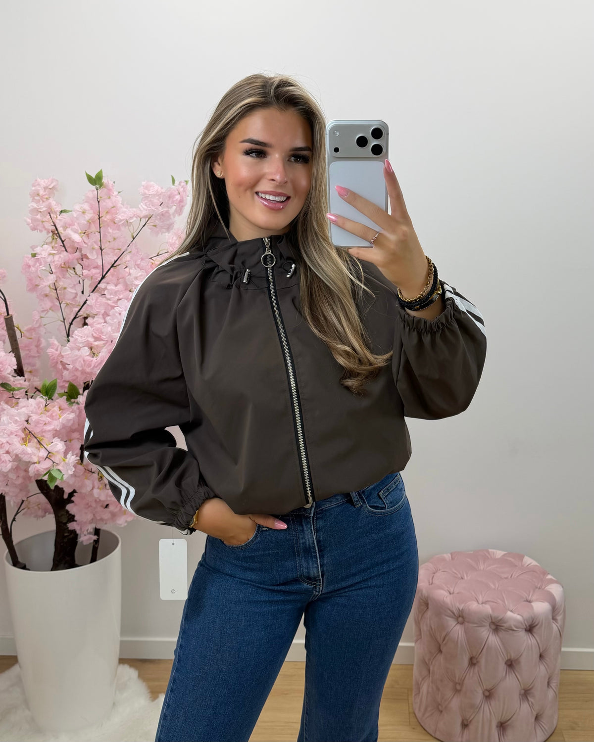 Jas Dina bruin